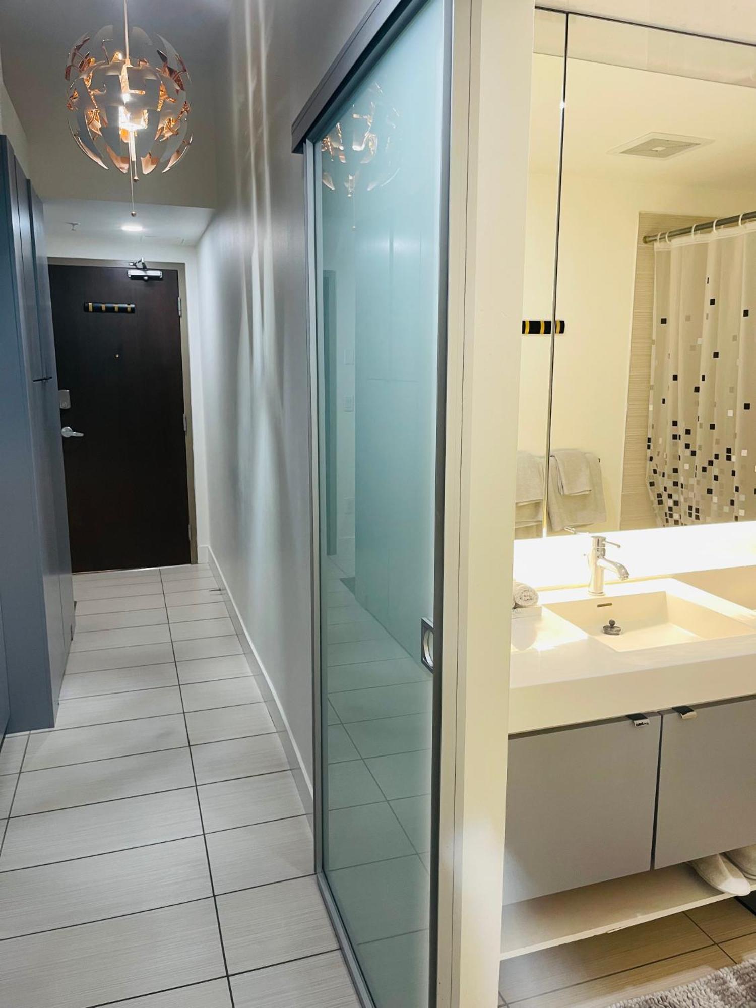 Beautiful Apartment Downtown, Mins To Rogers Arena, Stadium, Restaurants, Shops فانكوفر المظهر الخارجي الصورة